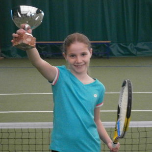 Elisabetta solleva la Coppa del 1° Classificato